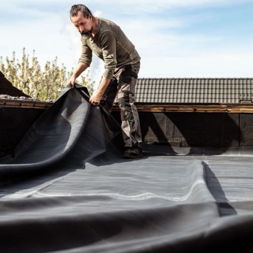 bâche couvreur toit plat Bâche de couvreur posée sur un toit plat