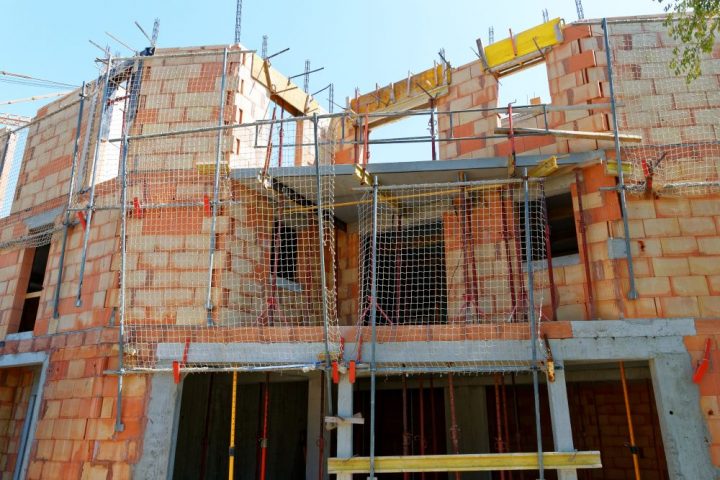 Filet de protection sur un chantier de revêtement extérieur d'une maison