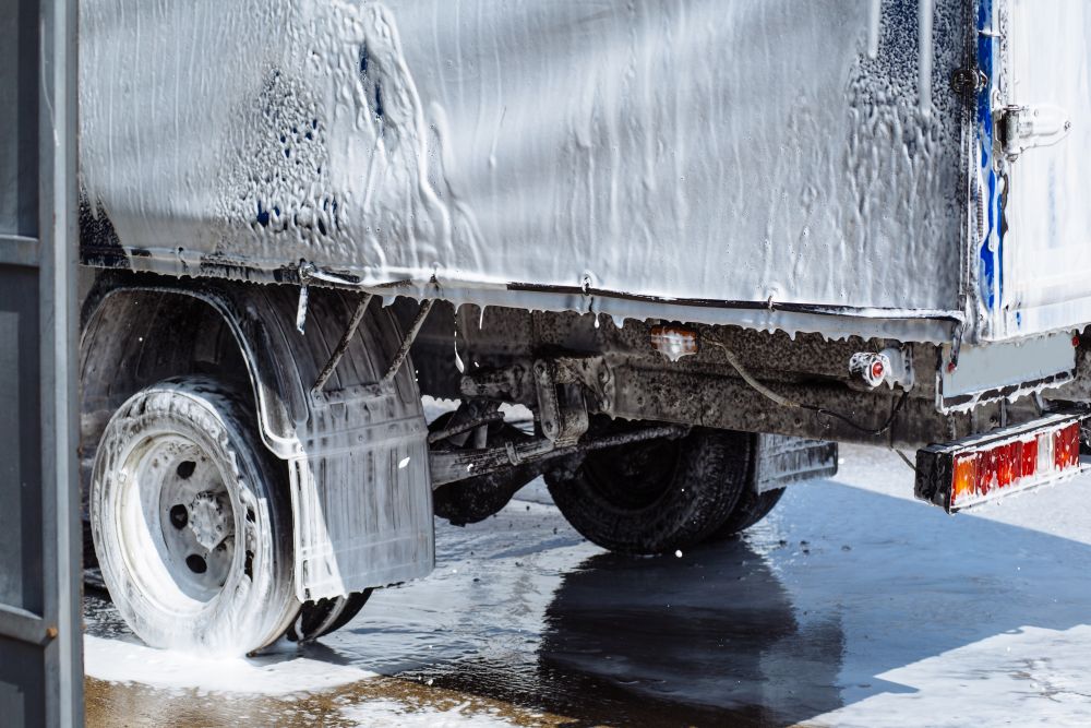 Comment nettoyer et entretenir une bâche de camion efficacement ?